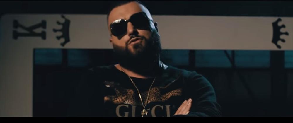 Ona u njemu istovremeno budi i nežna i strastvena osećanja  