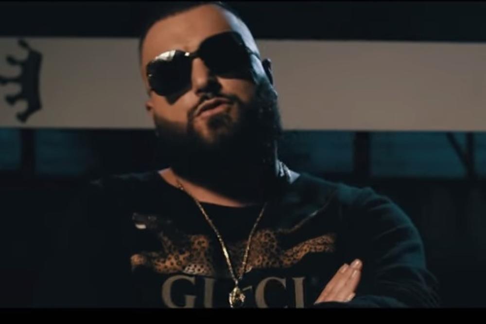 BAHATO I BEZOBRAZNO? OVOLIKO KEŠA NA GOMILI NIKAD NISTE VIDELI: Buba Corelli objavio fotku, a sad ga zbog nje RAZAPINJU na društvenim mrežama! (FOTO)