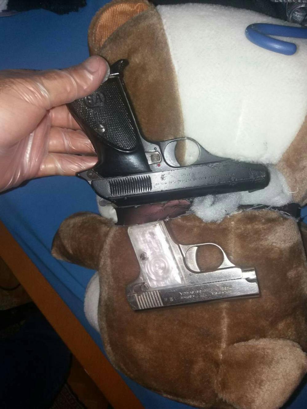 Pištolj u plišanom medi  