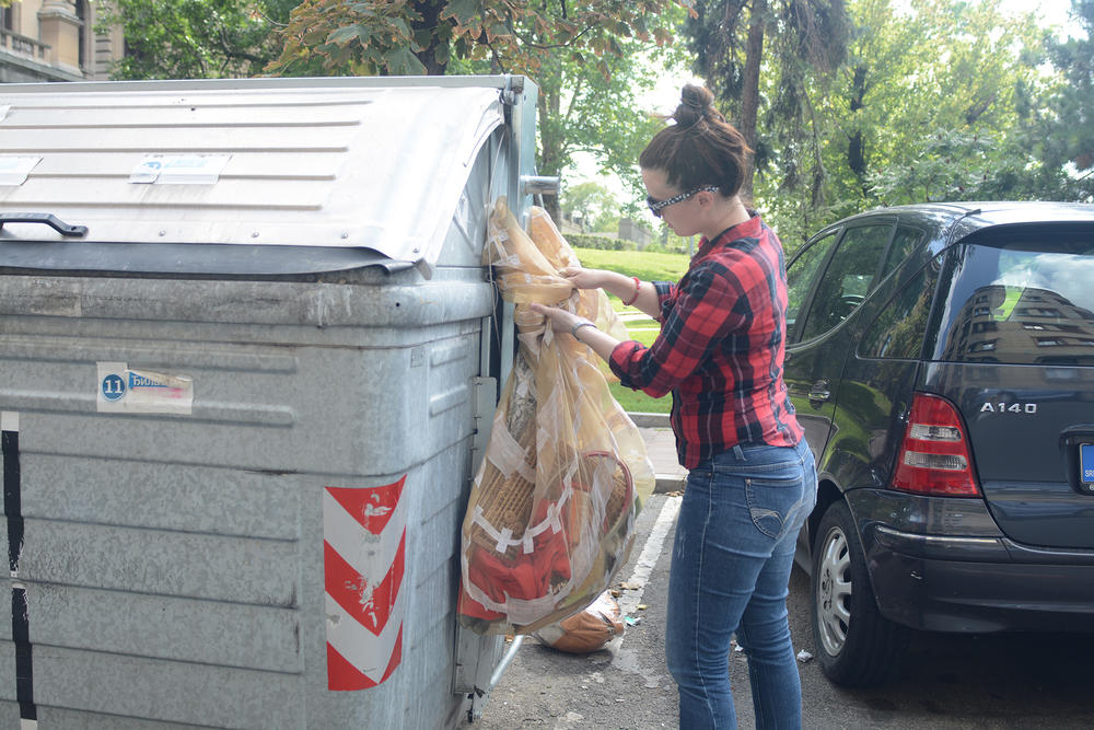 Višak smo ostavili pored kontejnera kako bi nekome poslužio za dalju preprodaju