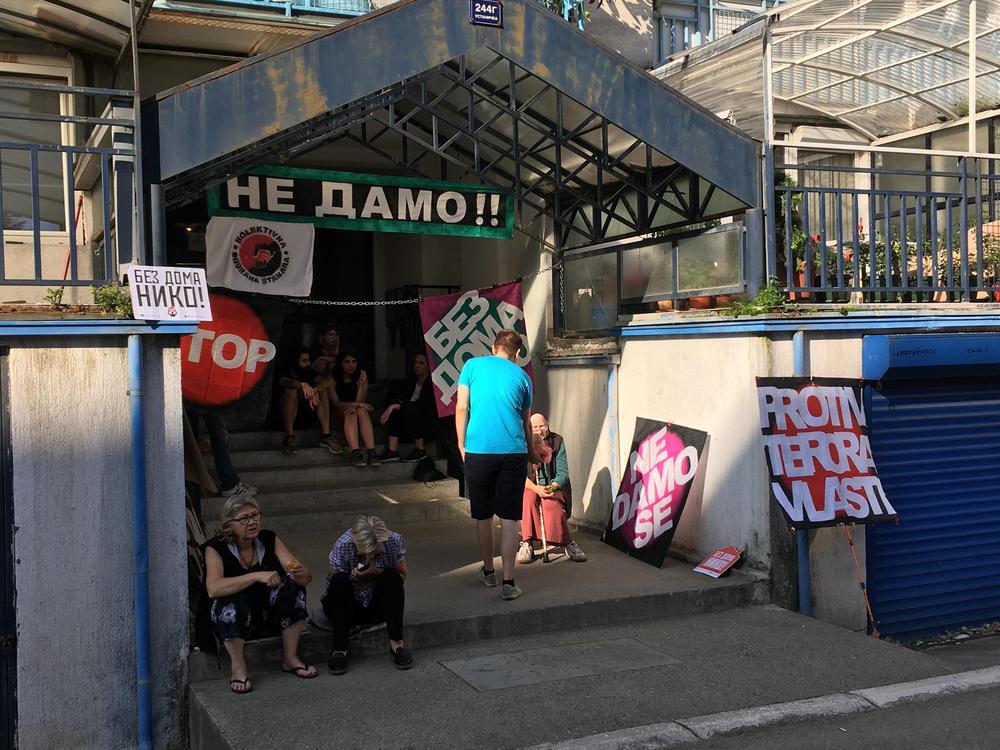 Okupljanje ispred Ustaničke 244 počelo je pre 5 sati jutros  