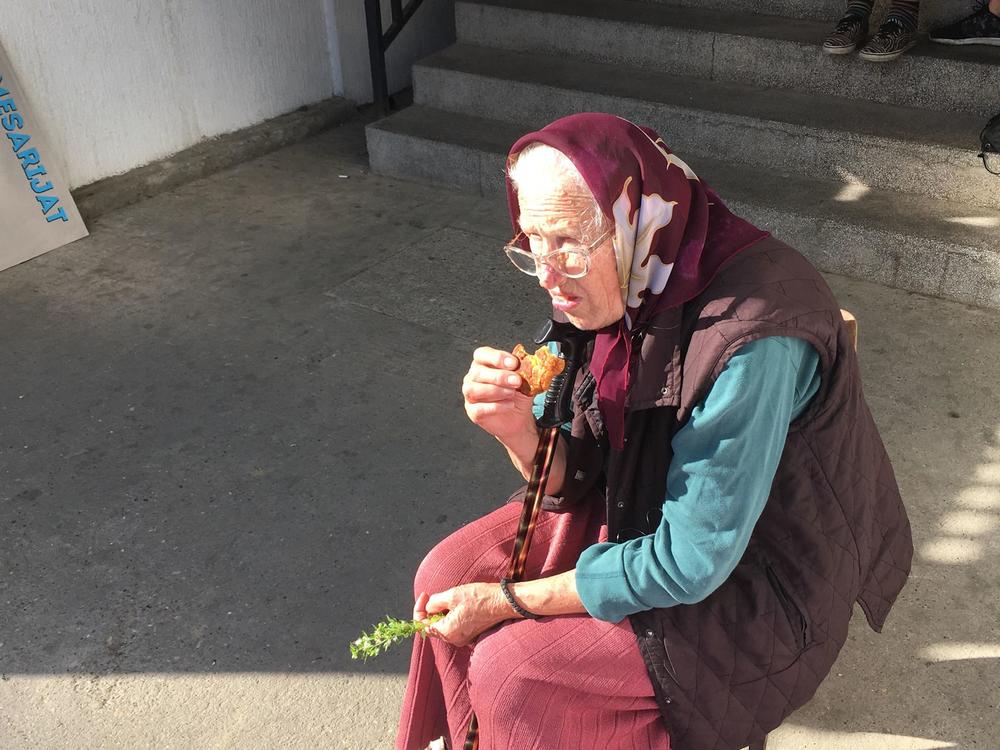 I ova baka je izašla da protestuje  