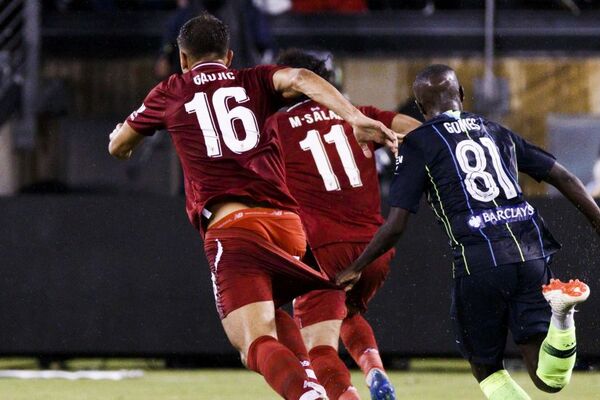 Ludilo Mančestera i Milana sa čak 26 penala, Grujiću igrači Sitija skidali šorts samo da ga uhvate! (VIDEO)