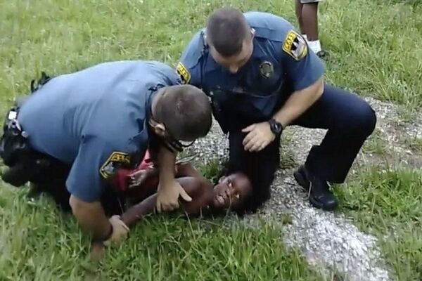 SNIMAK KOJI JE ZAPALIO AMERIKU: Policajci su se brutalno iživljavali nad DEČAKOM (9)! (VIDEO)