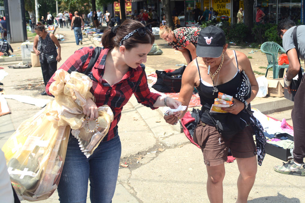 Violeta prodaje polovne stvari i očeve lekove kako bi kupila sebi hranu 