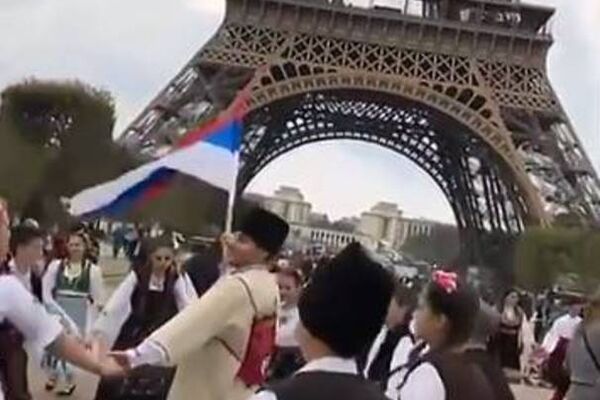 OVO MOGU SAMO SRBI: Nećete verovati šta su naši ljudi uradili ispod Ajfelovog tornja! (VIDEO)