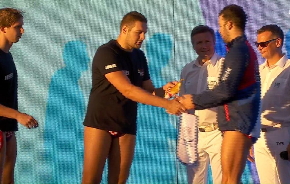 Kapiteni razmenjuju zastavice