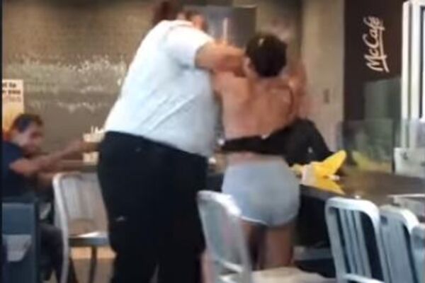 ŽESTOKA TUČA DVE ŽENE U MEKDONALDSU: Mušterija je radnicu gađala ŠEJKOM u glavu, a tek onda je nastao HAOS! (VIDEO)