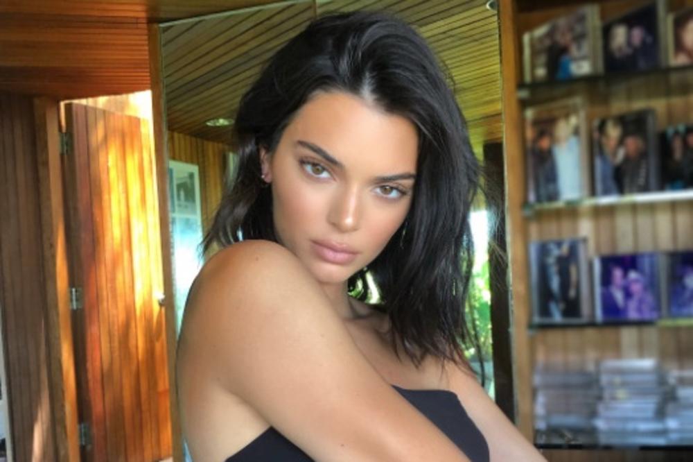 I OVO SE NAZIVA HALJINOM? Ovakvu kreaciju može da nosi samo ONA, bukvalno je SVE ISPALO: Iseckana od vrha do INTIME