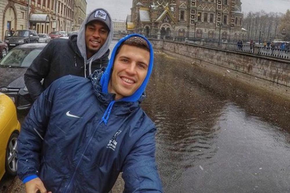 DELIJE IZGLEDAJU DIVLJE: Novo pojačanje Zvezde ne prestaje da gleda klipove s navijačima! (FOTO)