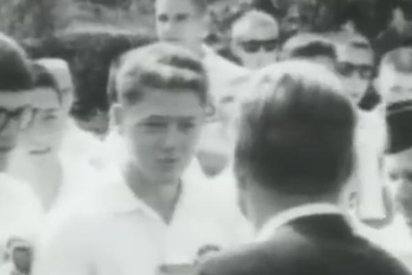 NA OVOM SNIMKU SU DVE LIČNOSTI KOJE SU OBLIKOVALE ISTORIJU SVETA: Kad su se rukovali, nisu ni slutili kakva će biti njihova BUDUĆNOST (VIDEO)