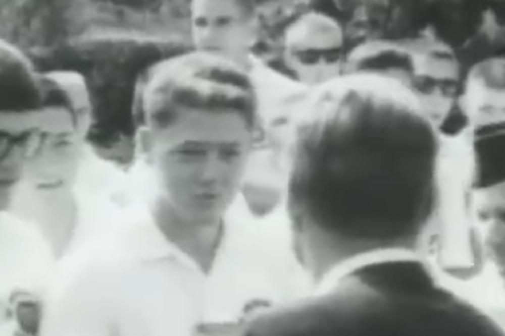 NA OVOM SNIMKU SU DVE LIČNOSTI KOJE SU OBLIKOVALE ISTORIJU SVETA: Kad su se rukovali, nisu ni slutili kakva će biti njihova BUDUĆNOST (VIDEO)