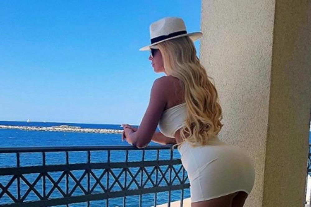 POKAZUJEM SAVRŠENO DUPE! Karleuša počastila svoje fanove VRELIM SNIMKOM! (VIDEO)