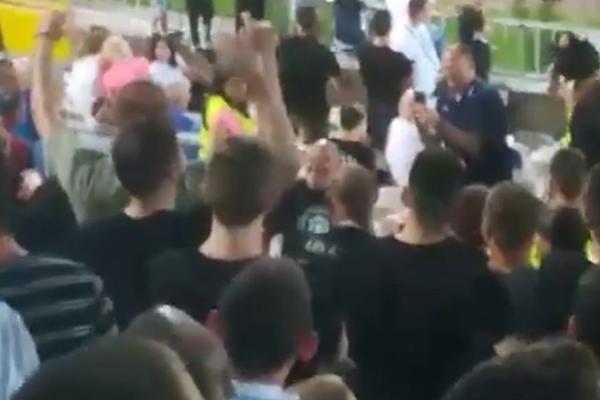 Miša Tumbas poveo navijanje u Humskoj, a onda je istog trenutka počela pogrdna pesma o Crvenoj zvezdi! (VIDEO)
