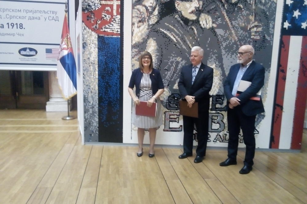 OTVORENA IZLOŽBA POSVEĆENA AMERIČKO - SRPSKOM PRIJATELJSTVU: Američki ambasador: SAD podržavaju prioritete Srbije, živela Srbija!
