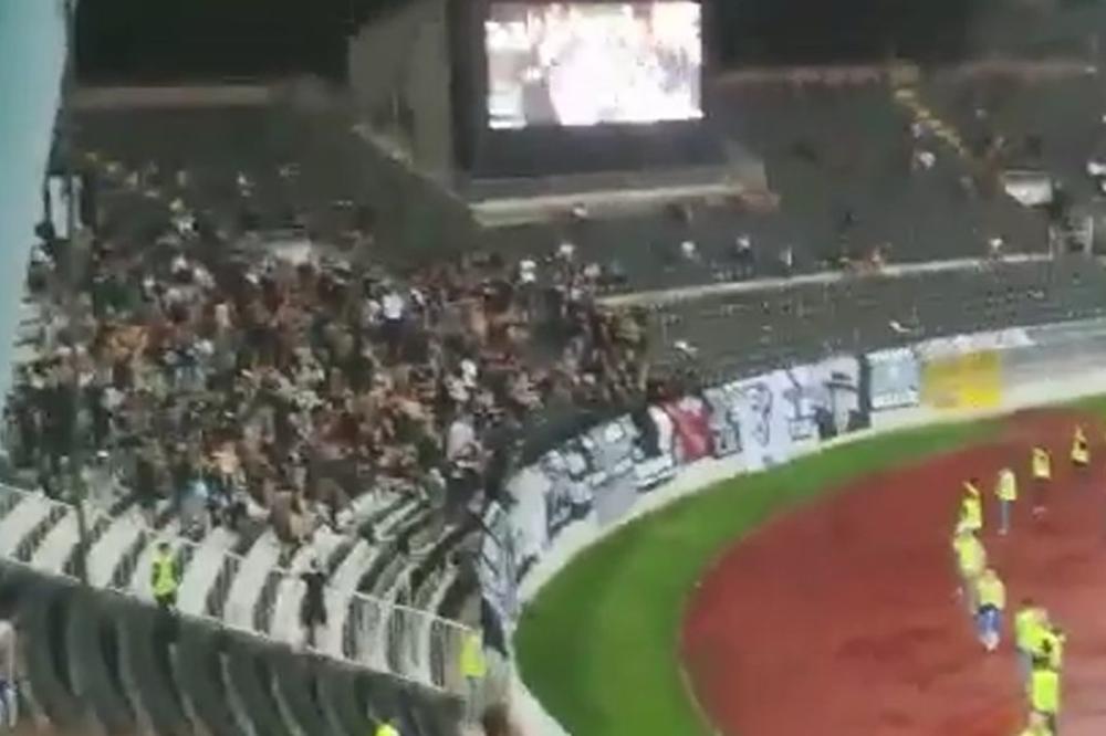OVO NISTE MOGLI DA VIDITE U TV PRENOSU: Šta su međusobno radile sukobljene frakcije Grobara na poluvremenu utakmice?! (VIDEO)