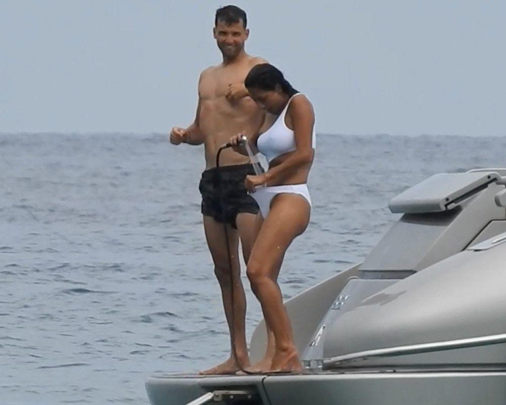 Grigor Dimitrov gleda kako Nikol Šerzinger pere...  