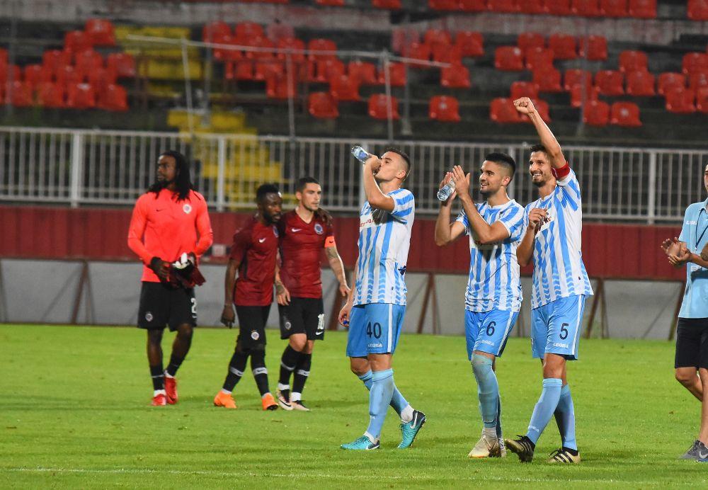 Fudbaleri Spartaka iz Subotice posle pobede nad praškom Spartom  