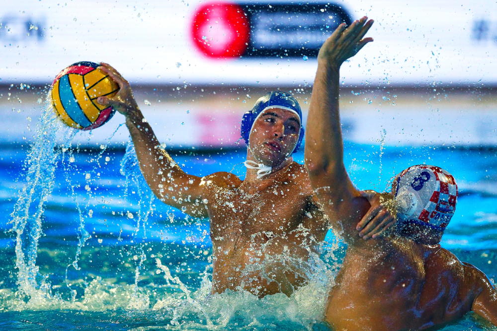 Nikolas Prešuti šutira na gol Hrvatske  