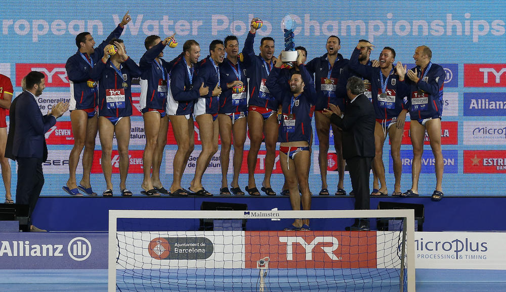 Filip Filipović sa šampionskim peharom  