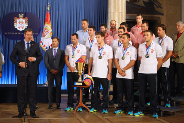 VLADA SRBIJE DALA NOVAC VATERPOLISTIMA! Svaki osvajač zlatne medalje dobio je novac, evo i koliko... (FOTO)