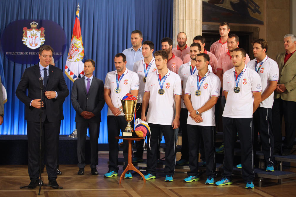 VLADA SRBIJE DALA NOVAC VATERPOLISTIMA! Svaki osvajač zlatne medalje dobio je novac, evo i koliko... (FOTO)