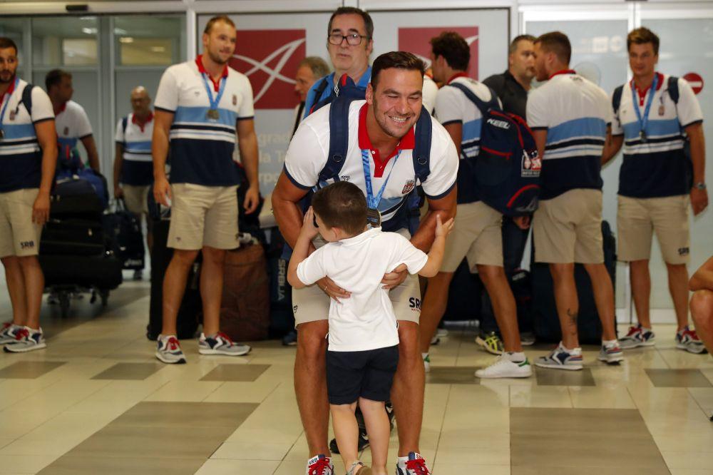 PIJETLOVIĆ U NEVERICI NA BALKONU: Navukli smo se, ovo je kao droga! (VIDEO)