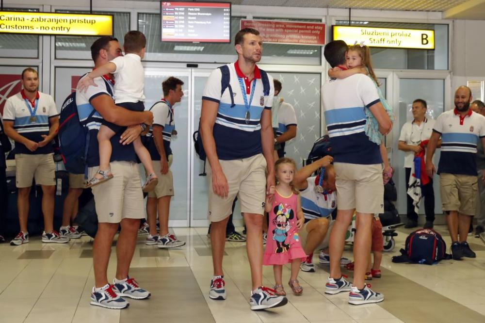 LEPOTA DEČJE ISKRENOSTI: Omiljeni sportista - Novak, tata, stric! (FOTO)