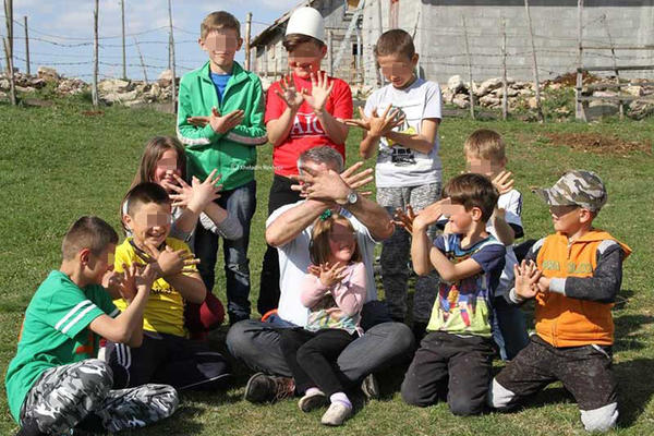 NEVIĐEN SKANDAL U SRBIJI: Deci stavljaju BELE KAPE na glavu i teraju ih da pokazuju DVOGLAVOG ORLA! (FOTO)