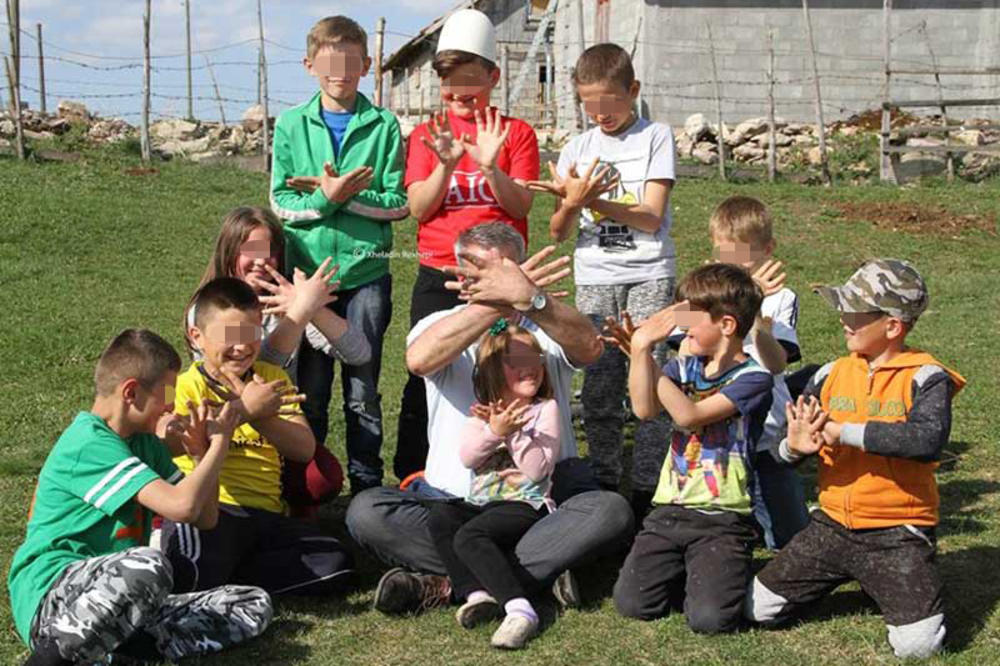 NEVIĐEN SKANDAL U SRBIJI: Deci stavljaju BELE KAPE na glavu i teraju ih da pokazuju DVOGLAVOG ORLA! (FOTO)