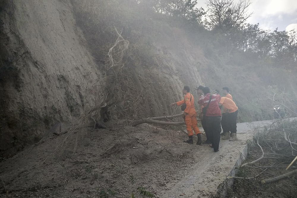 POSLE RAZORNOG ZEMLJOTRESA, OSTALI SU ZAROBLJENI NA AKTIVNOM VULKANU! Spasioci tragaju za planinarima koje je u INDONEZIJI zadesila užasna sudbina!