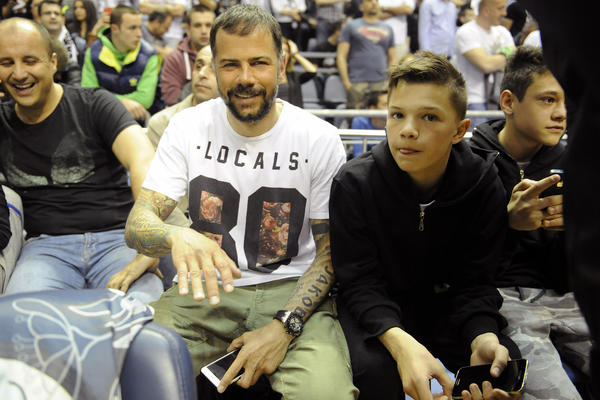 CRNI KEŽMANE, NA ŠTA TO LIČIŠ? Posle fotografije koju je objavio, svi su se zapitali šta mu se dogodilo!