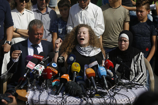 LICE KOJE ĆE PALESTINI DONETI SLOBODU! Ahed Tamimi (17) puštena iz ZATVORA, a kod kuće je sačekao DIRLJIV PRIZOR! (FOTO)