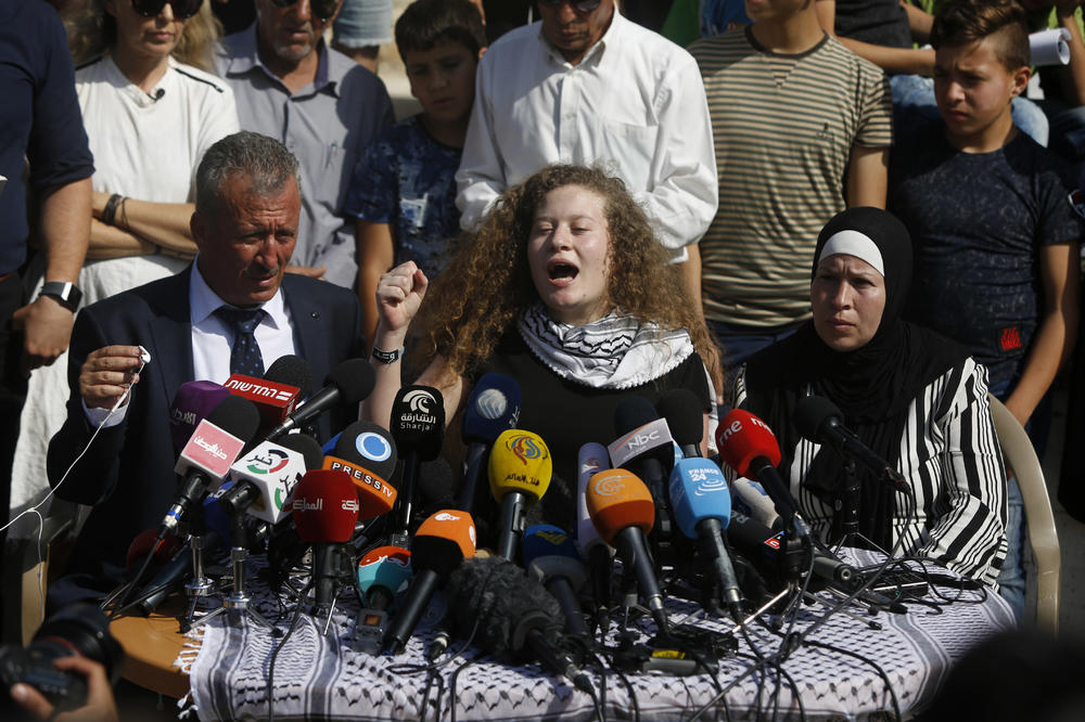LICE KOJE ĆE PALESTINI DONETI SLOBODU! Ahed Tamimi (17) puštena iz ZATVORA, a kod kuće je sačekao DIRLJIV PRIZOR! (FOTO)
