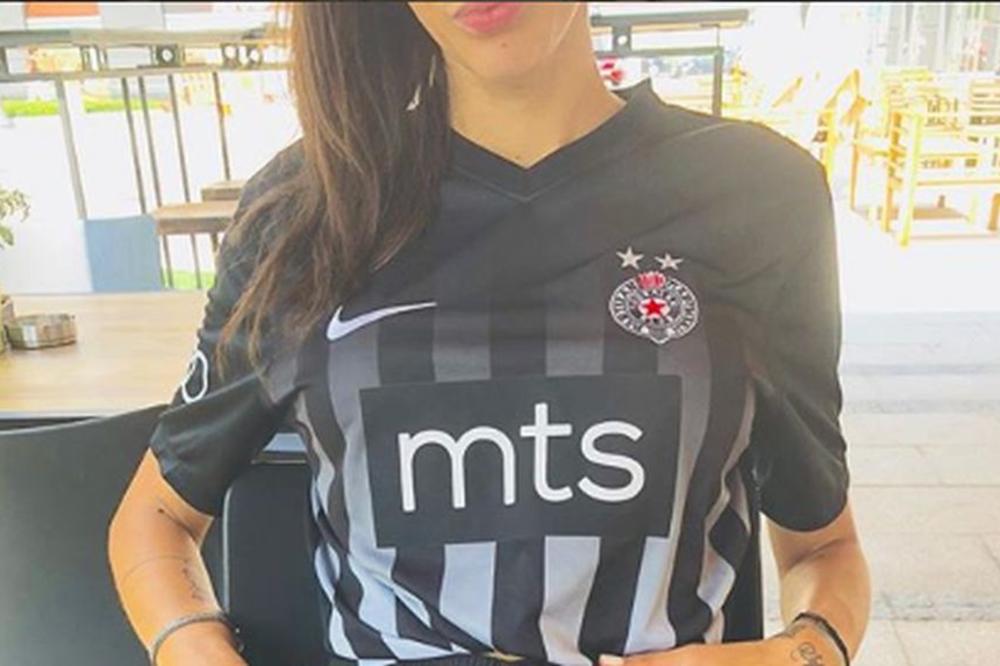 ŽENA IGRAČA PARTIZANA SE FOTKALA ZA PLEJBOJ: Od njenih dugih nogu se vrti u glavi, kad nije golišava, onda ne skida crno-beli dres! (FOTO)