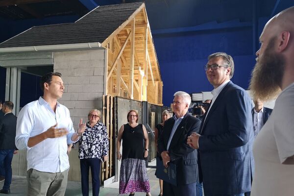 ZNATE LI KO JE OVAJ U BELOJ KOŠULJI PORED VUČIĆA? On je OZBILJNA HOLIVUDSKA FACA, a evo šta traži u Srbiji! (FOTO)