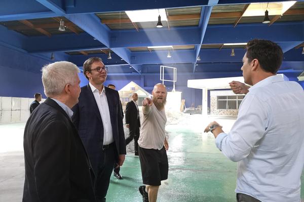 BRADONJA KOJI STOJI PORED VUČIĆA I POKAZUJE PRSTOM JE VELIKA FACA! Ukoliko niste čuli za ovog CARA, PRIJATNO ćete se IZNENADITI! (FOTO)