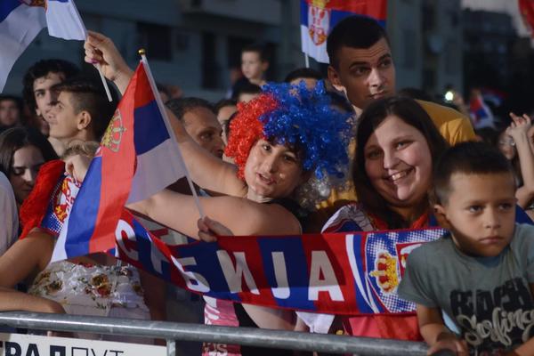 Spektakl u centru Beograda! Stigli vaterpolisti, Srbija 'ispred balkona' dočekala svoje najveće heroje! (FOTO) (VIDEO)