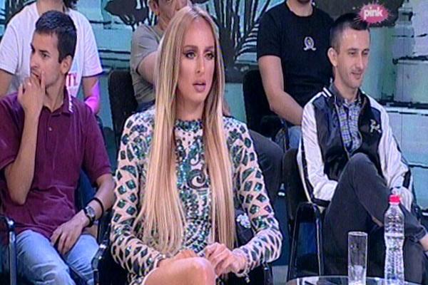 DOK JE LUNA GOSTOVALA U EMISIJI, JEDAN ČOVEK SE BORIO SA SOBOM! Pogledajte kako je LIK jedva izdržao da ne zaspi!