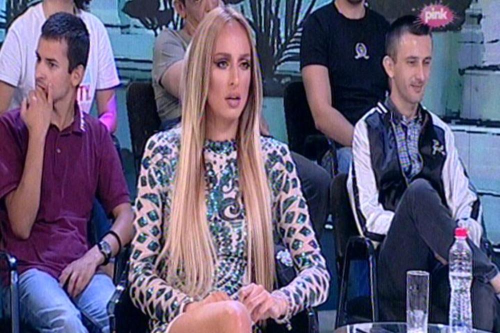 DOK JE LUNA GOSTOVALA U EMISIJI, JEDAN ČOVEK SE BORIO SA SOBOM! Pogledajte kako je LIK jedva izdržao da ne zaspi!