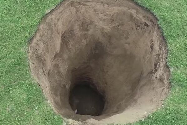 ODJEDNOM SE ZEMLJA OTVORILA! U ruskom selu se pojavila čudna RUPA, toliko duboka da u nju može da stane ZGRADA OD 16 SPRATOVA! (VIDEO)