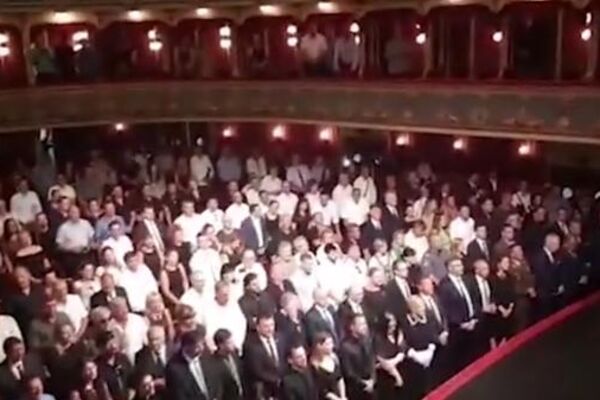 DIRLJIVO OPRAŠTANJE OD OLIVERA DRAGOJEVIĆA: Na kraju komemoracije svi su spontano zapevali VERUJ U LJUBAV! (VIDEO)