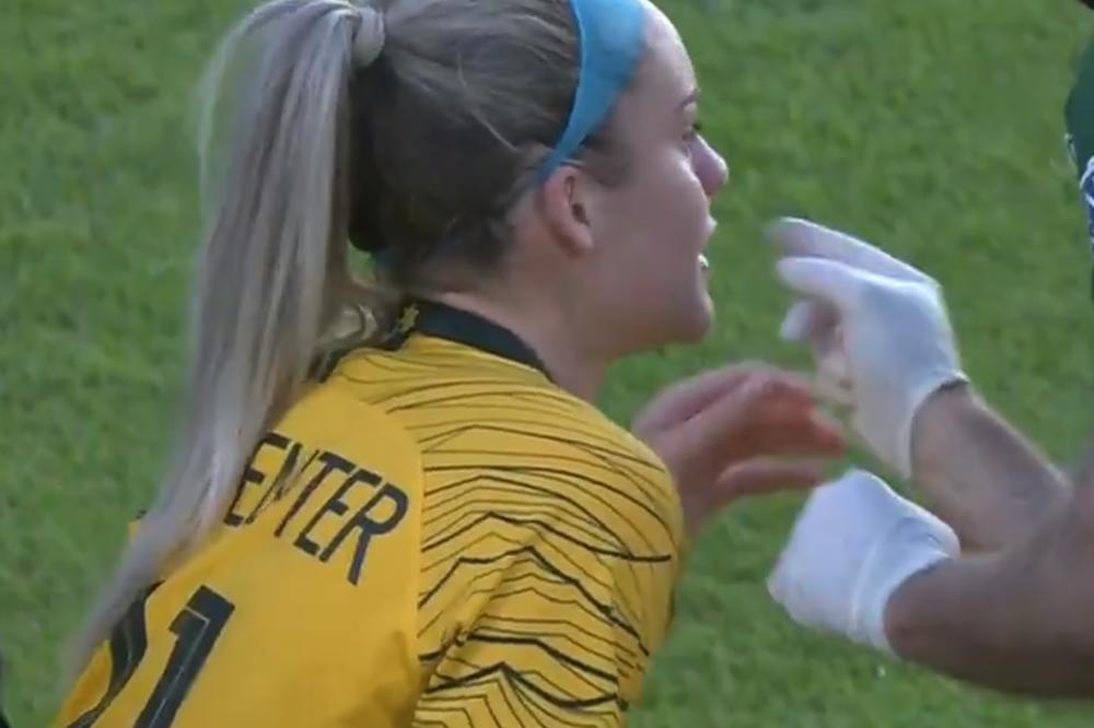 MUŠKARCI, UGLEDAJTE SE NA OVU GOSPOĐICU! Fudbalerku nokautirala lopta, krv počela da lije, ali se ona potpuno ošamućena vratila na teren i pokidala! (VIDEO)