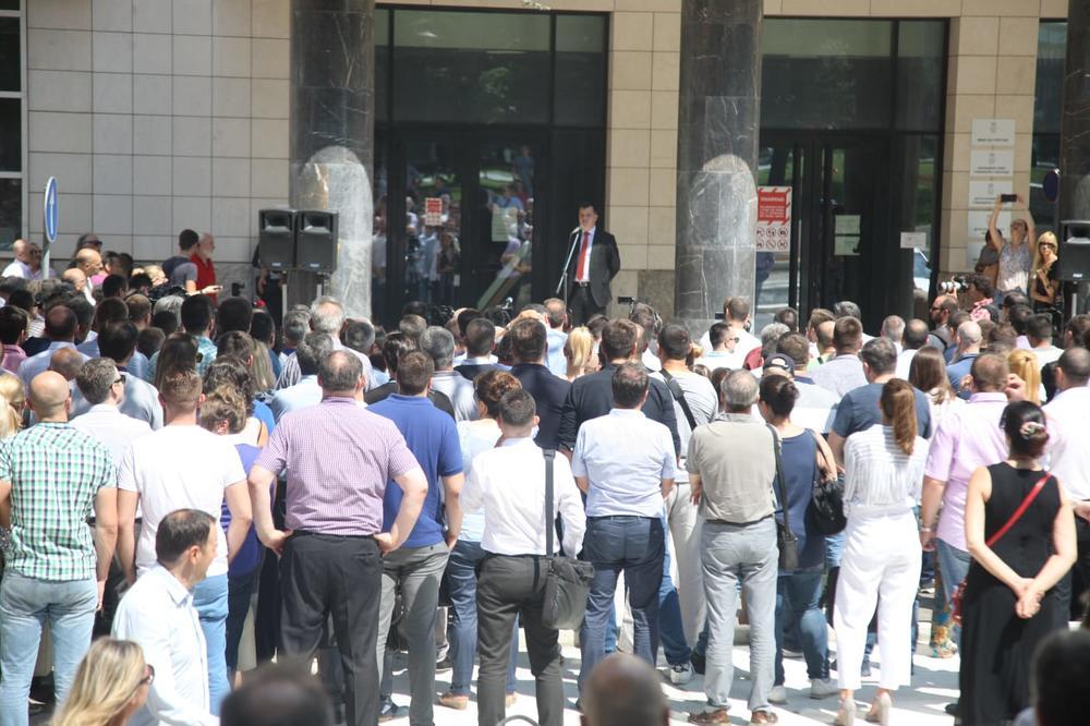 Sve resurse usmeriti na rasvetljenje ubistva Dragoslava Ognjanovića! ADVOKATI UJEDINJENI ISPRED VIŠEG SUDA (FOTO)