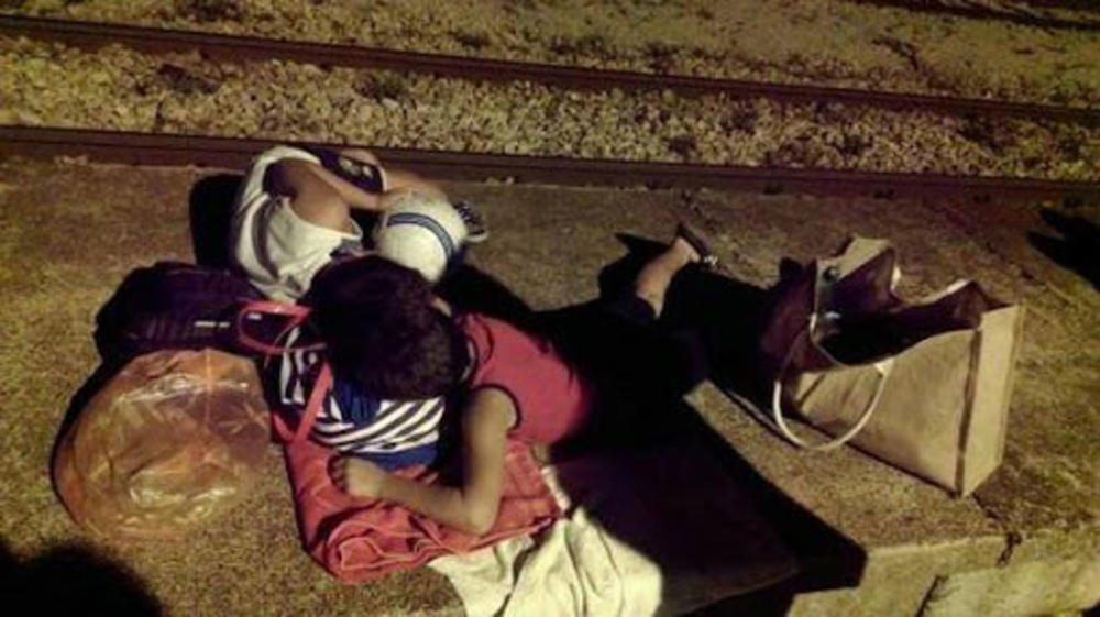 Putnici čekaju voz na stanici u Sutomoru    