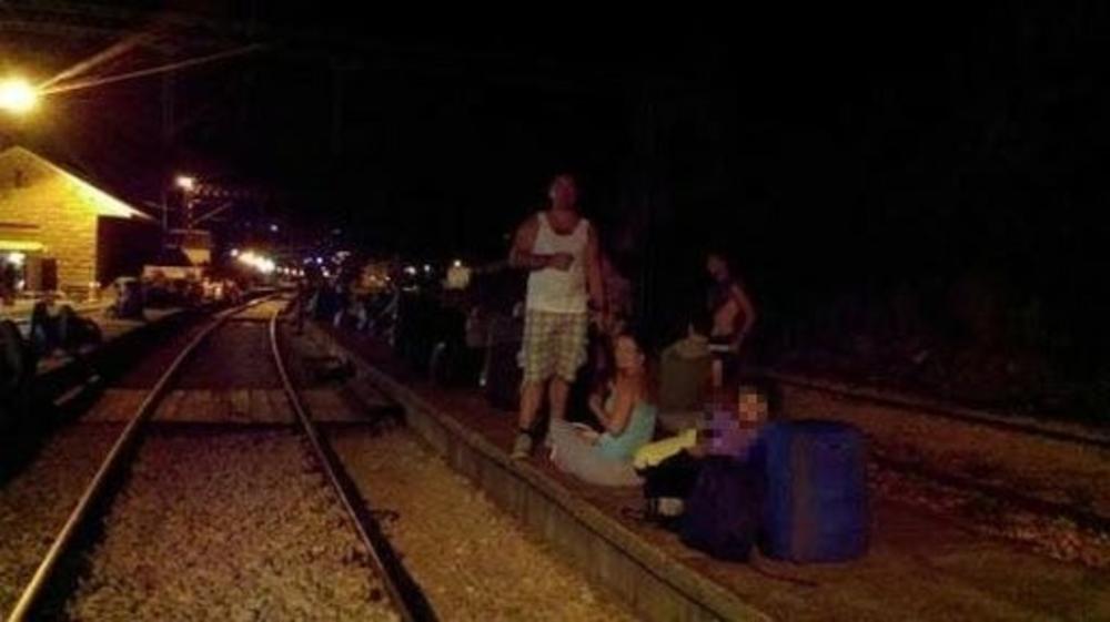 Putnici čekaju voz na stanici u Sutomoru   