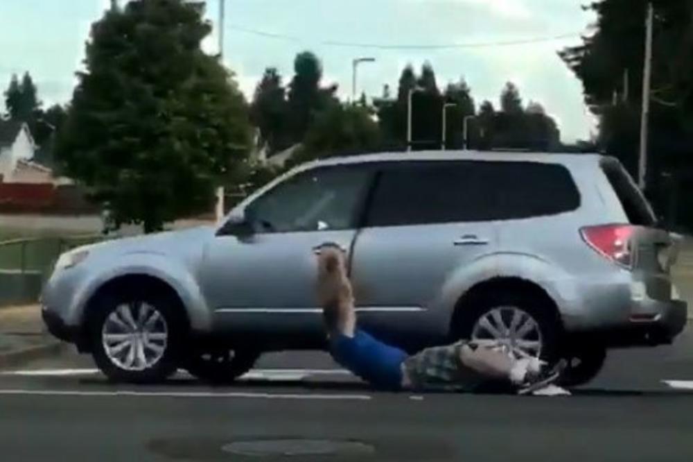NEKI BI REKLI DA JE ZASLUŽIO! Muškarac pokušao da UKRADE automobil, a posle KAZNE koja ga je stigla, sigurno mu nikad neće pasti na pamet tako nešto! (VIDEO)