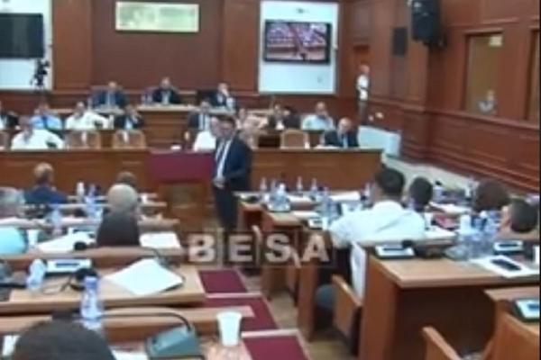 CIRKUS NA KOSOVU: Predsednik Skupštine dobio FLAŠU U GLAVU! (VIDEO)