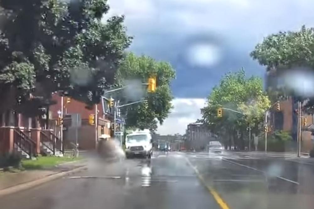 BESKUĆNIK U FRANCUSKOJ KOMBIJEM GAZIO PEŠAKE: Jedan čovek mrtav!