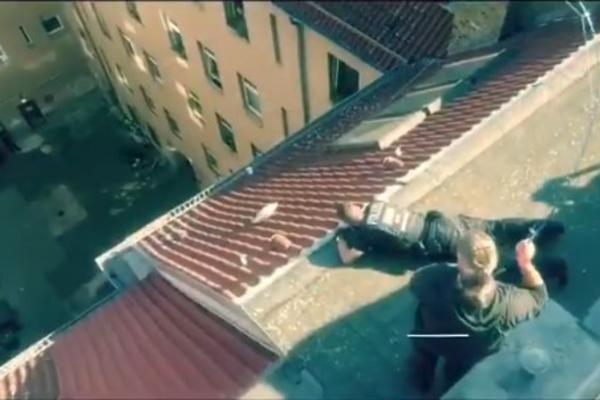 POLICIJA UZELA ŠTAP I BUKVALNO PECALA DROGU: Došli po momka zbog vozačke, a on je zaboravio šta SKRIVA U STANU i pustio ih unutra! (FOTO)